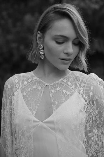Cape de mariée Rembo Atelier Pivoine élégante et moderne – Douce Mariage Lyon.
