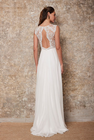 Mariée avec une robe de mariée fluide et haut en dentelle par Lambert Créations chez Douce Mariage à Lyon