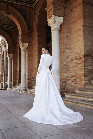 Robe en crêpe avec surjupe en jacquard