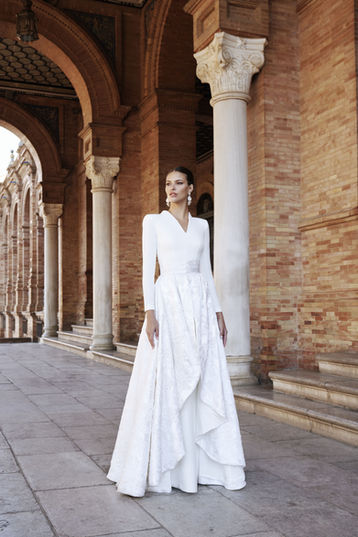 Robe en crêpe avec surjupe en jacquard