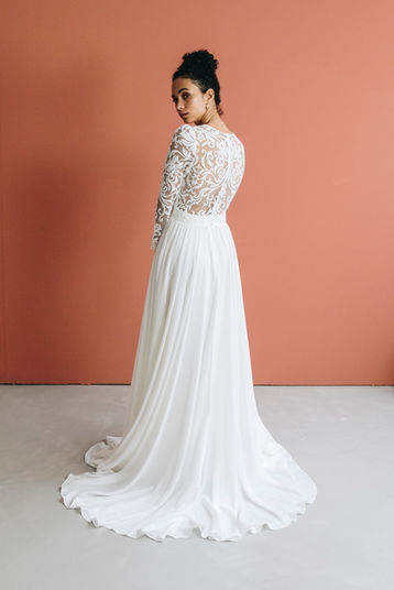 Mariée avec une robe de mariage avec des manches longues en dentelle