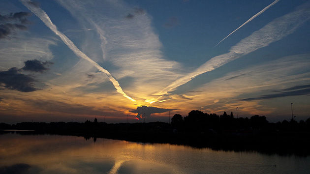 This machine turns air into jet fuel