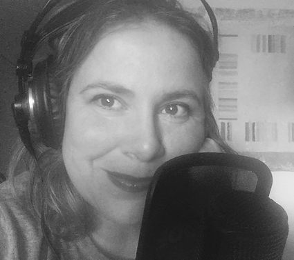 Maite Mulet en el estudio de doblaje