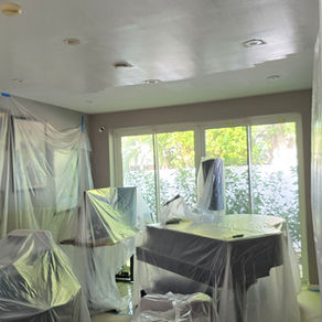Pintor del equipo de Paint Contractors US LLC preparando el área y las superficies antes de aplicar pintura en una casa de lujo en Miami Beach, siguiendo procesos profesionales y estándares de calidad.