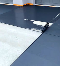 driveway de concreto a medio pintar por Paint Contractors Us LLC