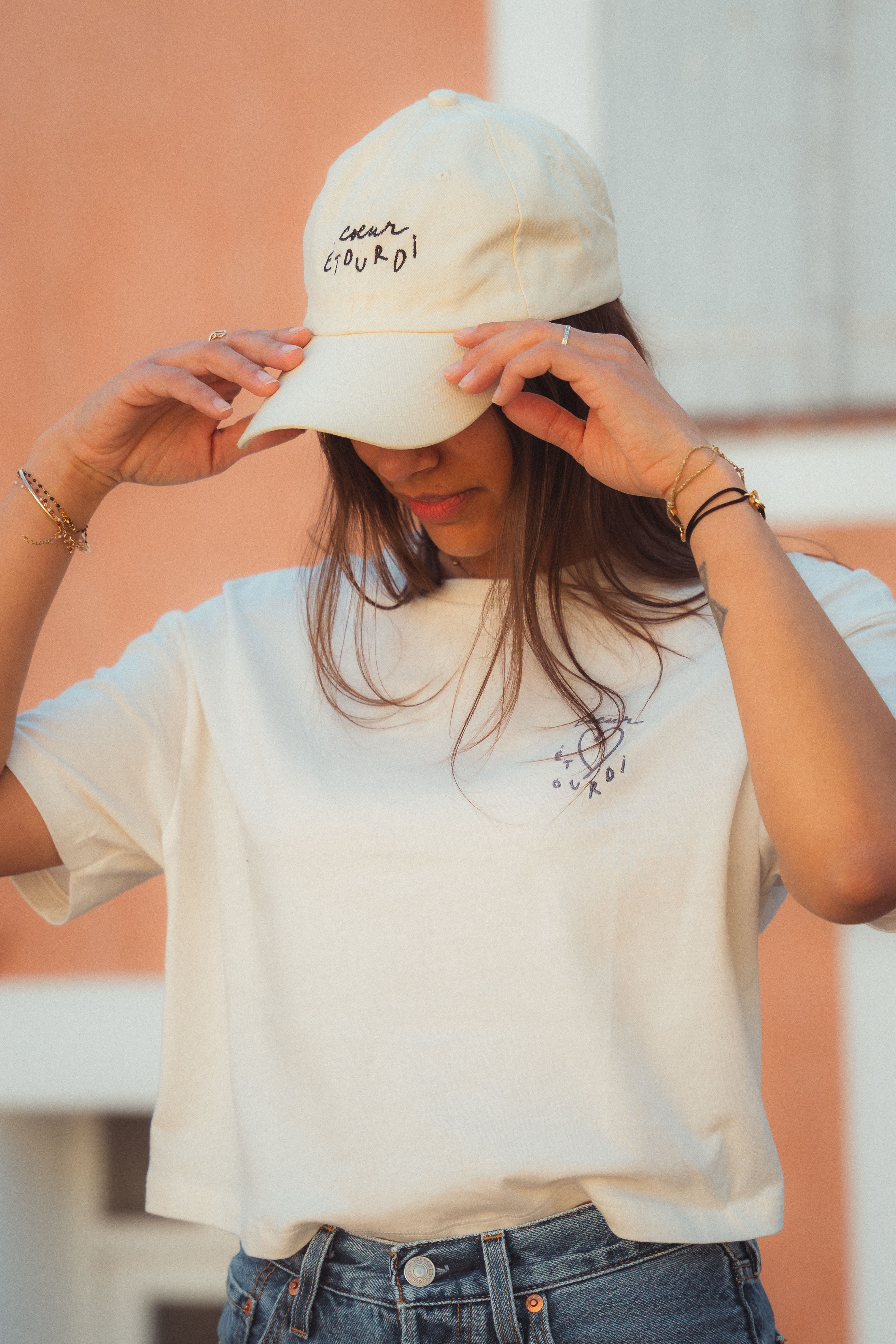 Casquette beige brodée noire