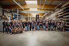 Großes Teamfoto der Mitarbeiter von Biermann Innenausbau in der Werkstatt in Schmallenberg, starkes Handwerksteam aus dem Sauerland.