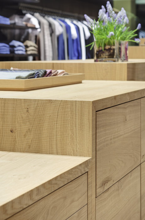 Detail eines Verkaufstisches aus Eiche im Ladenbau, hochwertige Verarbeitung für Präsentation von Kleidung und Accessoires