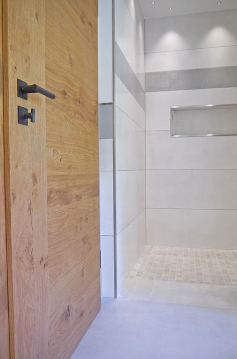 Zimmertür aus Alteiche im Badezimmer mit schwarzem Griff und klarer Linienführung, funktionaler Innenausbau für Privatkunden