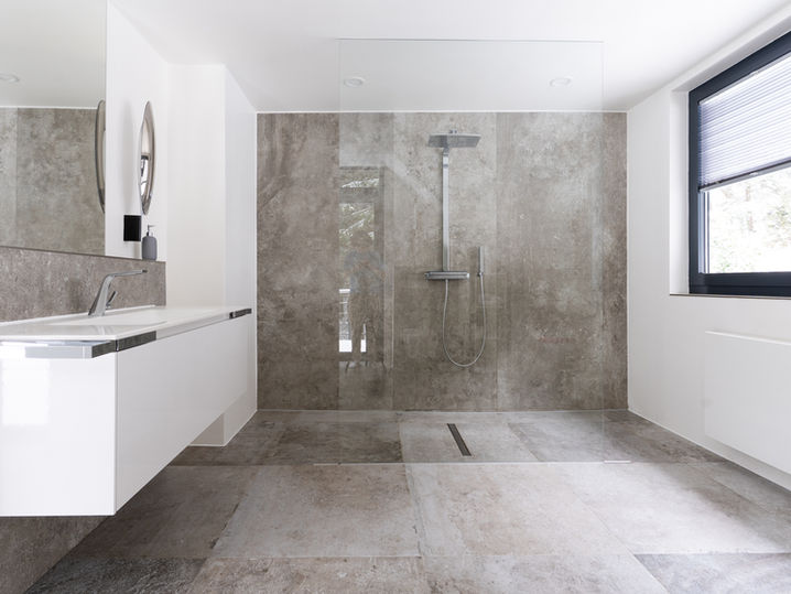 Großes Badezimmer mit ebenerdiger Dusche im Ferienhaus Sauerland