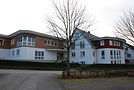 Modernes Firmengebäude mit Holzfassade und großen Fenstern von Biermann Innenausbau aus Schmallenberg im Sauerland.