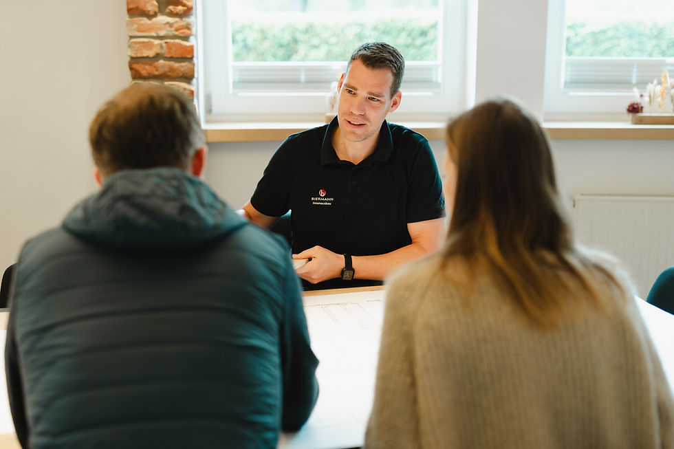 Persönliches Beratungsgespräch mit Kunden am Tisch bei der Tischlerei Biermann, professionelle Planung für Innenausbau und maßgefertigte Möbel im Sauerland.