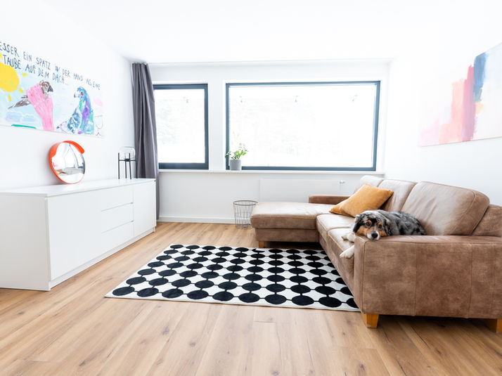 Rückzugsraum mit Sofa im Ferienhaus für Gruppen im Sauerland