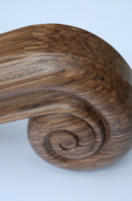 Detail eines geschwungenen Holzhandlaufs für den Yachtinnenausbau, präzise Verarbeitung und hochwertige Oberfläche