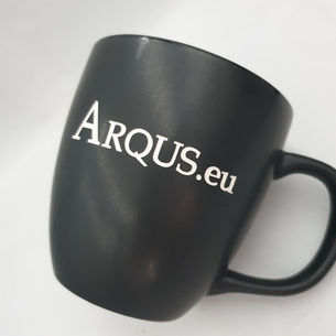 schwarze Tasse mit weißer Gravur für ARQUS.eu von Baff Werbemittel