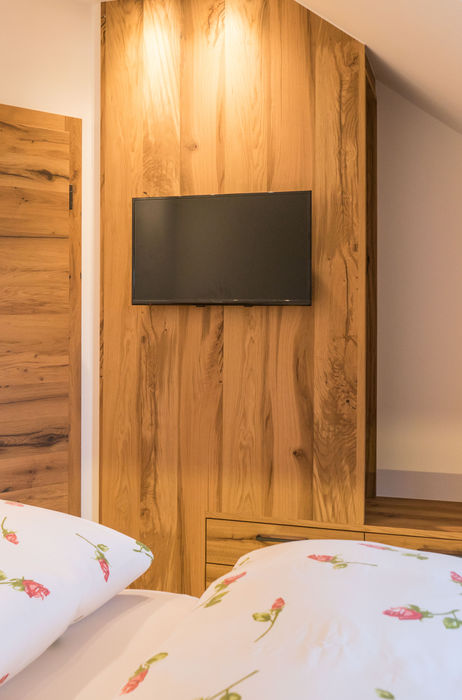 Harmonisch gestaltetes Hotelzimmer mit Eichenmöbeln, Zimmertüren und durchdachtem Innenausbau für Gäste