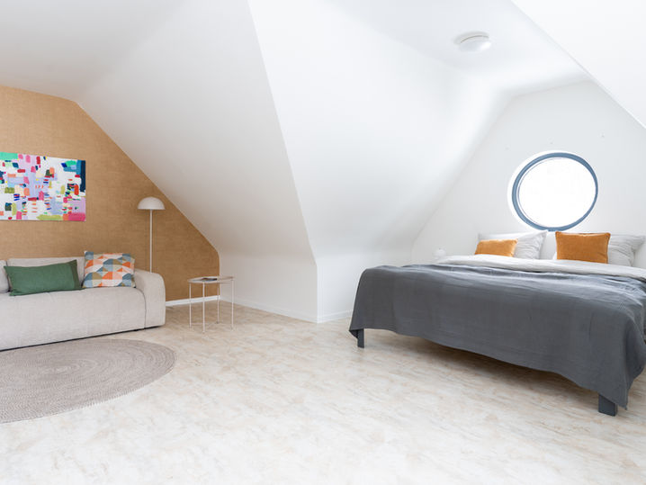 Schlafzimmer im Dachgeschoss einer Gruppenunterkunft in Bödefeld