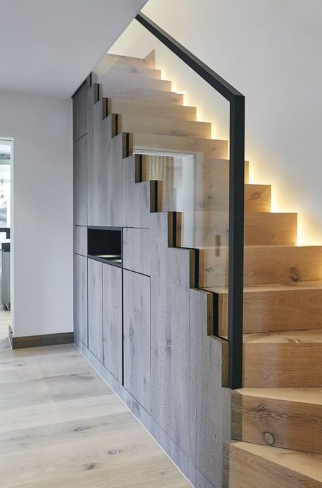 Maßgefertigte Holztreppe mit integrierter LED-Beleuchtung und Stauraumlösungen im Flur, Innenausbau im Wohnhaus Sauerland