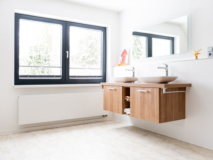 Modernes Badezimmer mit Tageslicht im Ferienhaus im Sauerland