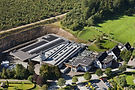 Luftaufnahme des Firmengeländes von Biermann Innenausbau in Schmallenberg im Sauerland mit Werkhallen und moderner Produktionsfläche.