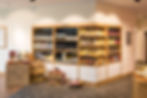 Verkaufsfläche mit individuell gefertigtem Regalsystem für Einzelhandel, professioneller Ladenbau durch Biermann Innenausbau Sauerland.