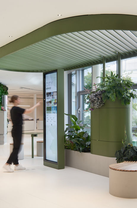 Gestaltung einer E-Scooter-Station im Büro mit grünen Elementen und Holzdetails, funktionale und nachhaltige Arbeitsplatzlösung