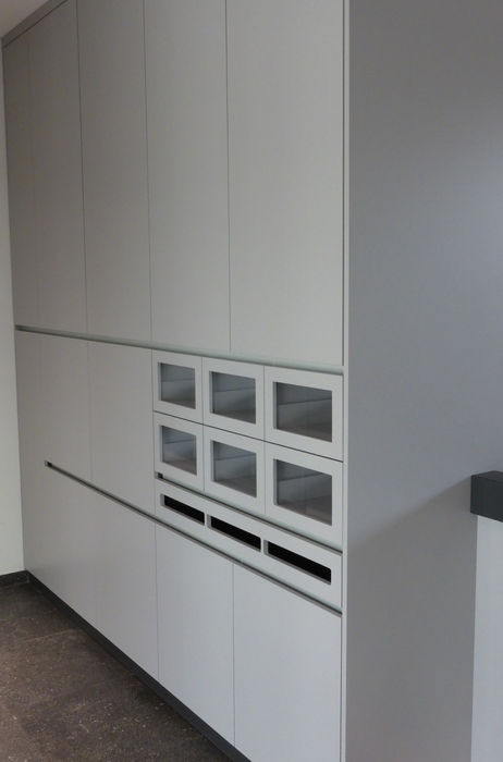 Maßgefertigte Empfangsmöbel in Grau mit klarer Gestaltung, funktionaler Innenausbau für moderne Büro- und Gewerbeflächen