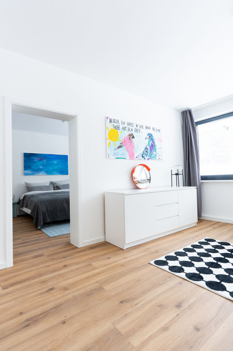 Wohnzimmer und Schlafzimmer in einer Gruppenunterkunft für Familien in Bödefeld