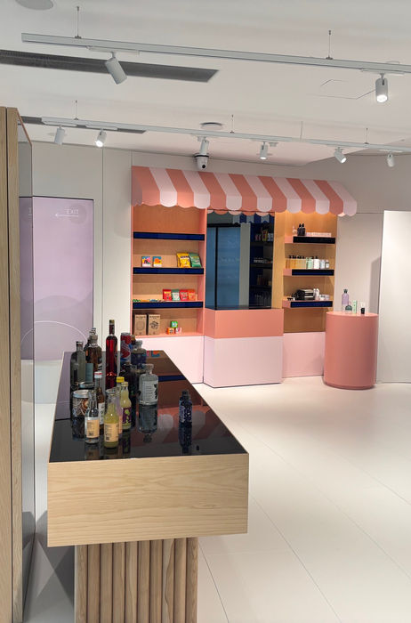 Moderne Verkaufsfläche mit individuell gefertigtem Ladenbau und klarer Warenpräsentation, umgesetzt für innovative Shopkonzepte