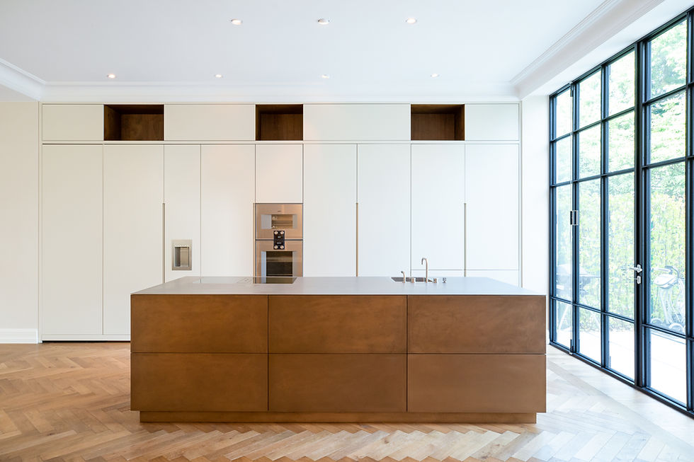 Moderne, maßgefertigte Küche mit Kochinsel und Einbauschränken von der Tischlerei Biermann, Innenausbau in Schmallenberg im Sauerland für private Wohnräume.