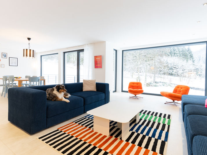 Wohnzimmer in einer Gruppenunterkunft im Sauerland mit großen Fenstern