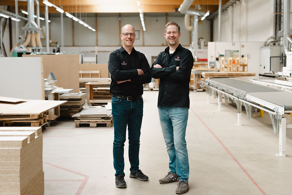 Zwei Geschäftsführer der Tischlerei Biermann in der modernen Werkstatt in Schmallenberg, Innenausbau-Experten aus dem Sauerland bei der Arbeit.