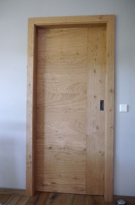 Maßgefertigte Zimmertür aus Alteiche mit markanter Holzstruktur, hochwertiger Innenausbau im Wohnhaus Sauerland