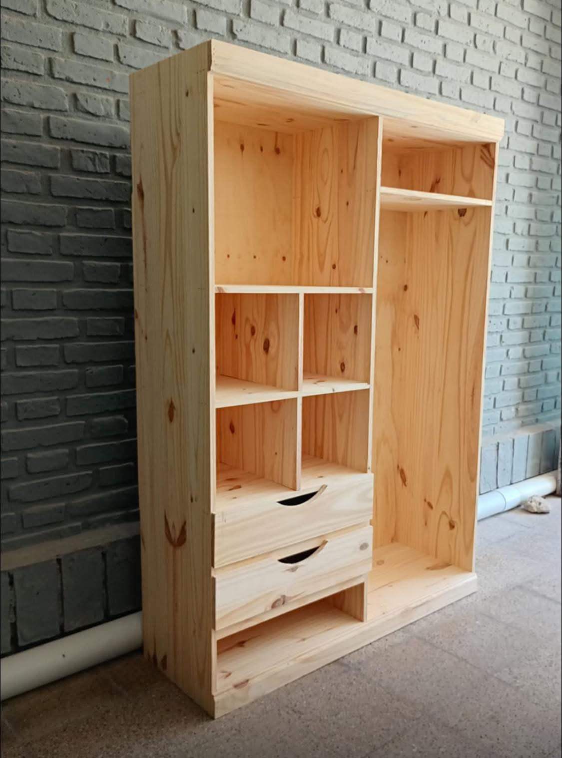 VESTIDOR MACIZO 1.20(amplios estantes y espacio para perchas 