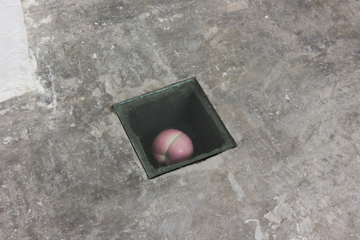 Sangmin Lee
White Peach Under Glass, 2021.
