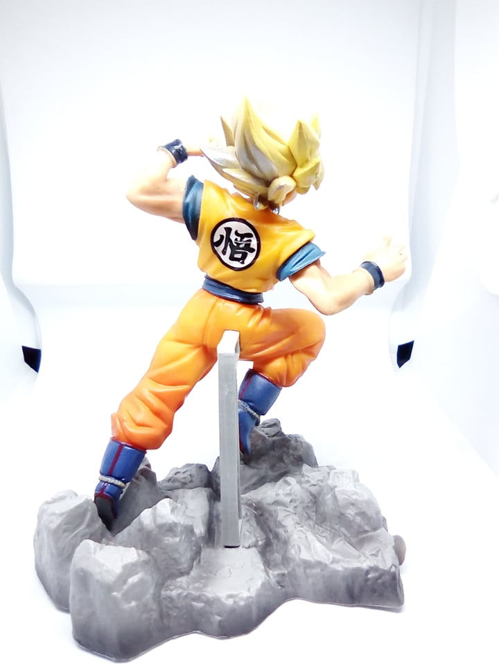 Miniatura: Figura Goku Super Sayayin de 17 centímetros de tamaño