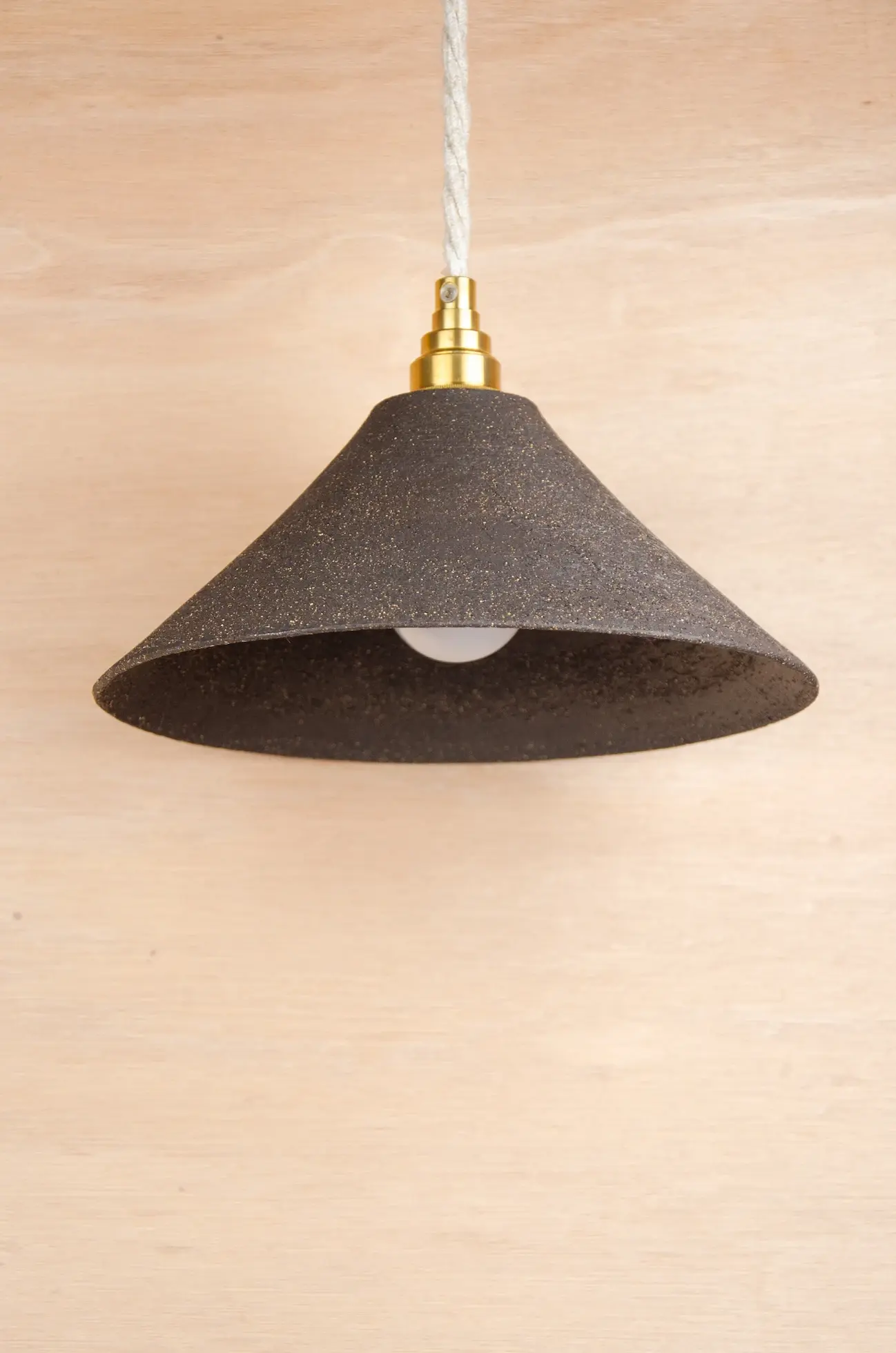 Suspension en grès noir | fabrication artisanale