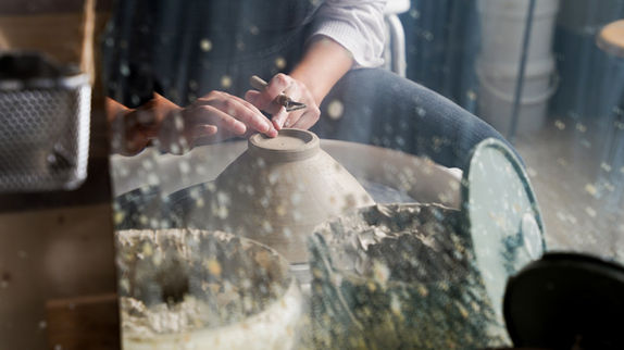 Vie d'atelier Ambiance d’atelier lumineux où une céramiste, Amandine Cagnin modèle l’argile au tour de potier, étape du tournassage. 