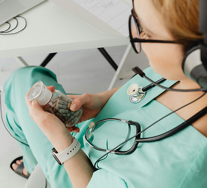 female doctor functional medicine consulatant online