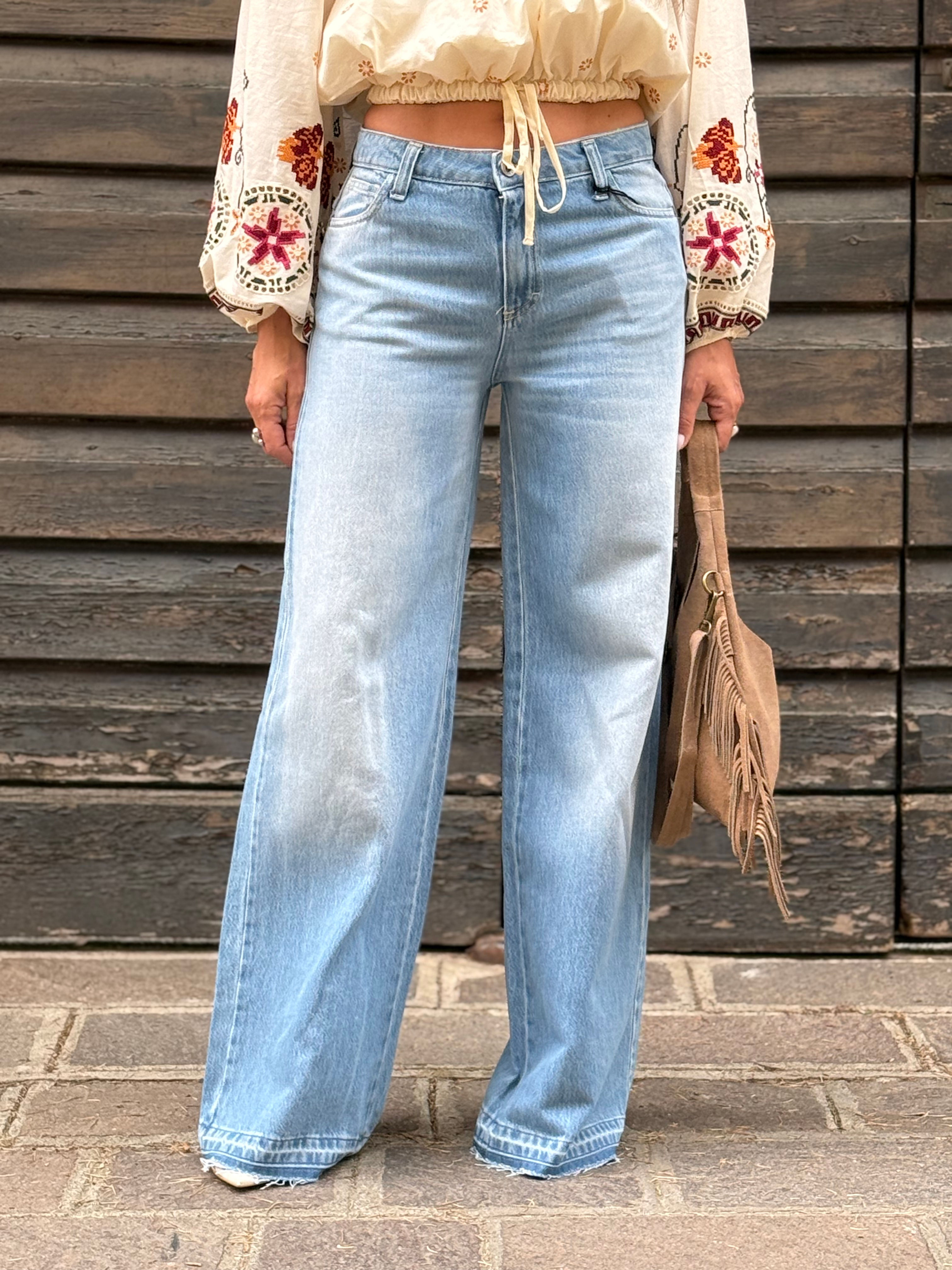 JEANS FLARE VITA BASSA E FONDO SFRANGIATO