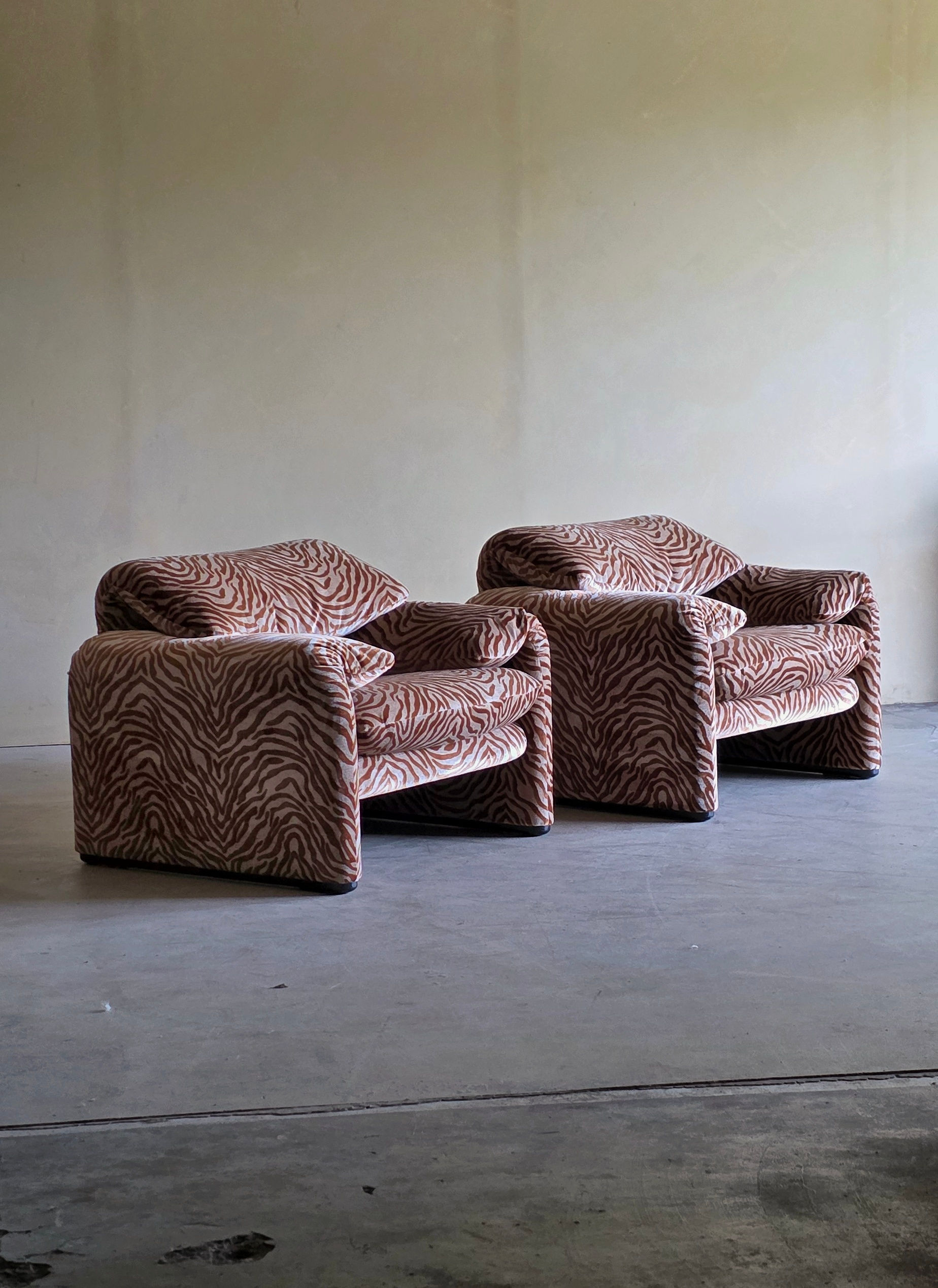 Exclusive pair of Maralunga One seaters in velvet, Cassina 