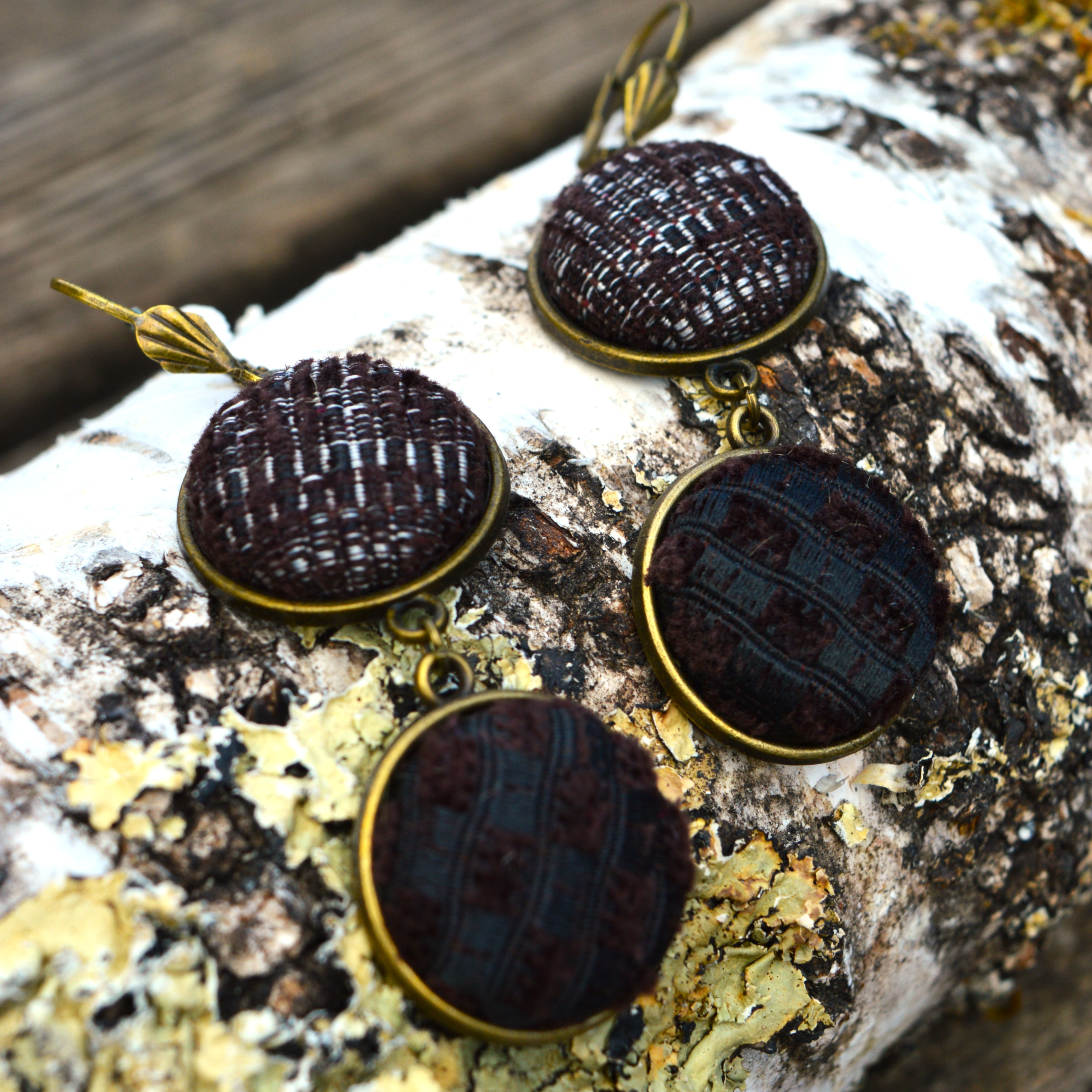 Boucles d'oreilles artisanales en tissu brun et métal bronze