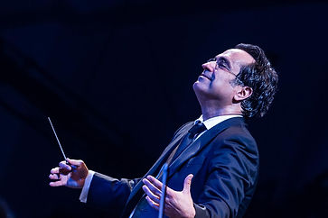 Diego-dirigiendo.jpg