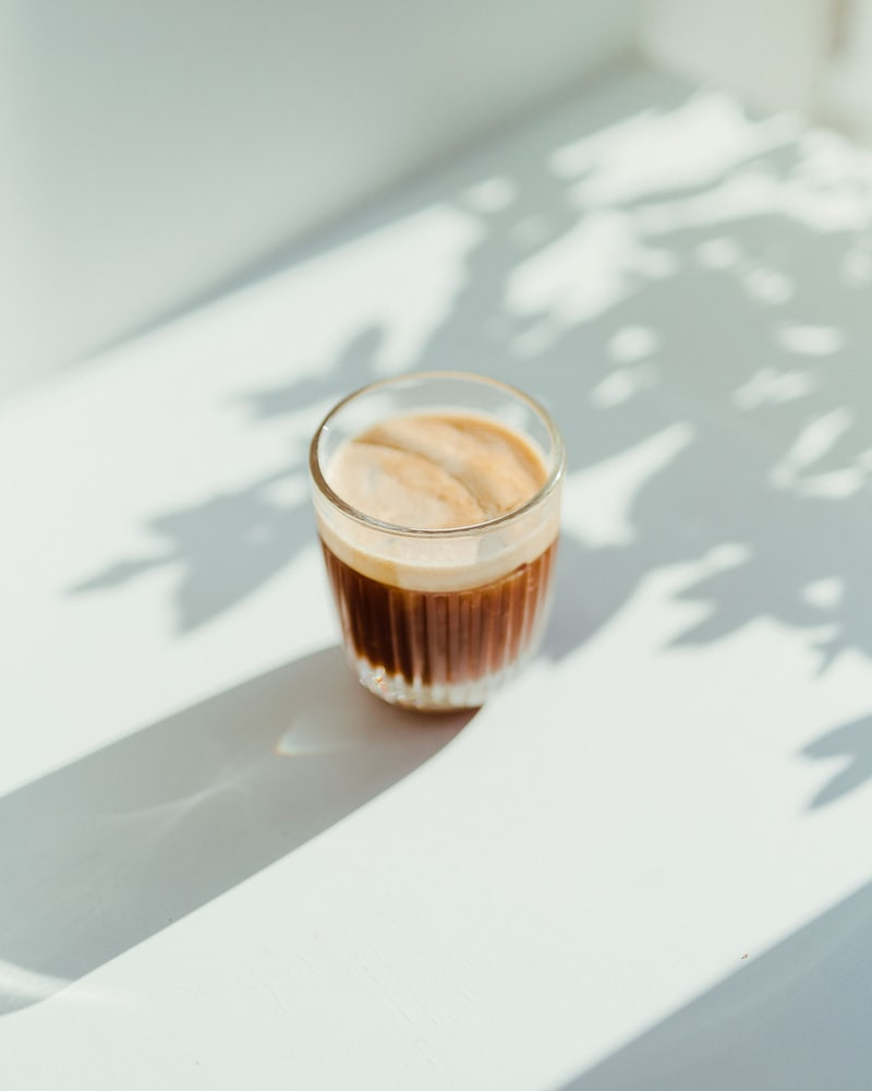 LA caffeina ha benefici anche sulla pelle se inserita nella propria beauty routine