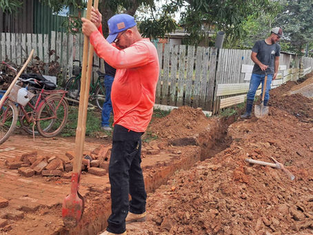 Prefeitura de Plácido de Castro realiza melhorias no sistema de saneamento básico em vias do município
