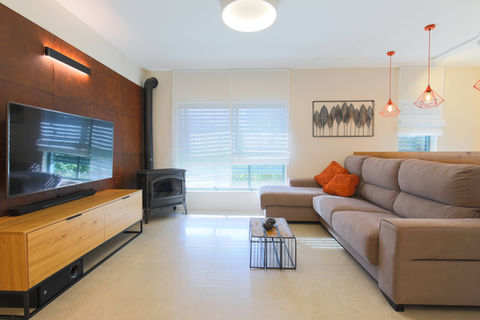 עיצוב בית בסגנון כפרי לייט, מטבח מעוצב כחול לבן, בר עץ קמין עץ