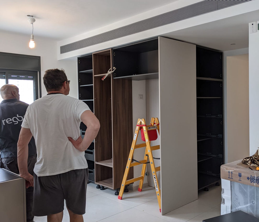 עיצוב מטבח פונקציאונלי ופרקטי. גימור פורמיקה ננו בהירה. משטח גרניט פורצלן, חיפוי קיר זכוכית חלבית.