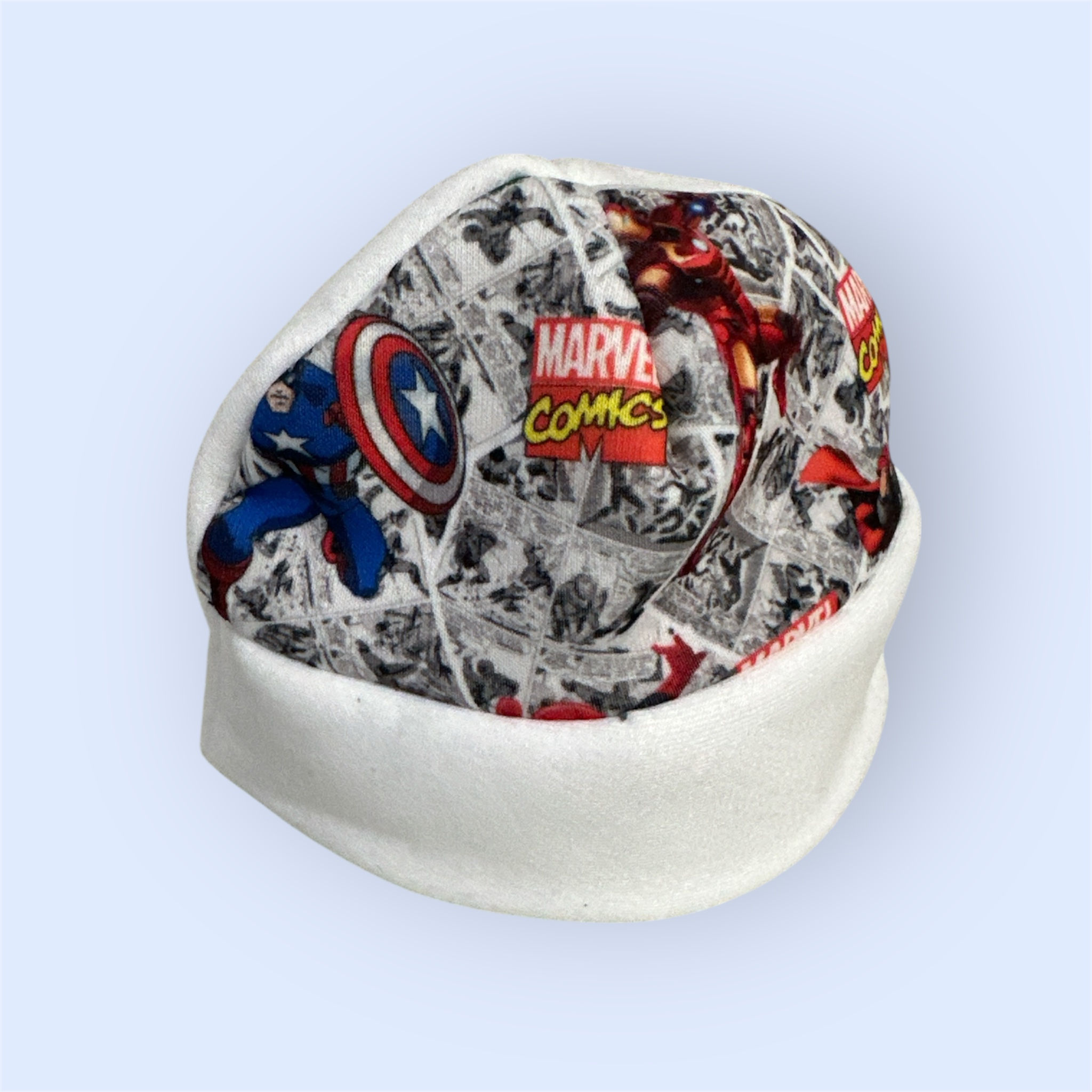 Cappellino felpato super hero bianco taglia 0 mesi  (circonferenza capo 32 cm)