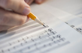 A MusicTutorOnline ABRSM music theory student in a live 1-on-1 online music theory lesson with Robert Boer.
