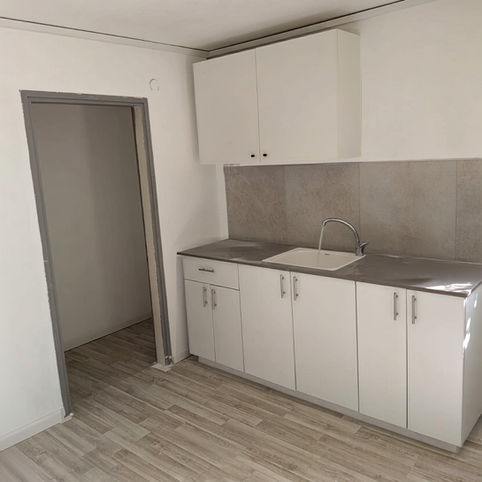 התאמת חדרי המבנה לשימוש למגורים באמצעות עבודות גבס, הקמת חדרי רחצה ושירותים וביצוע עבודות אינסטלציה, ביוב, חשמל ומיזוג, כולל התקנת כלים סניטריים, ריצוף ועבודות גמר